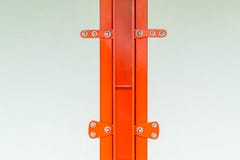 Les panneaux de gypse ont attaché avec des vis à une orange de structure métallique photos stock Les panneaux de gypse ont attaché avec des vis à une orange de structure métallique photos stock