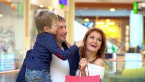Les parents parlent au fils dans le mail commercial La famille a fait des achats pour Noël au centre commercial Parents gais clips vidéos Les parents parlent au fils dans le mail commercial La famille a fait des achats pour Noël au centre commercial Parents gais clips vidéos