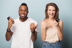 Les personnes diverses étonnées se sentent choquées utilisant des téléphones portables images libres de droits Les personnes diverses étonnées se sentent choquées utilisant des téléphones portables images libres de droits