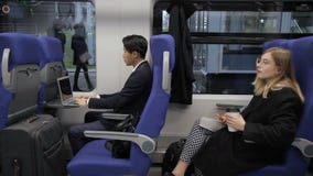 Les personnes multiethnical s'asseyent dans le train qui se tient sur la station clips vidéos Les personnes multiethnical s'asseyent dans le train qui se tient sur la station clips vidéos