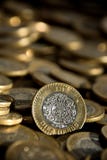 Les pesos du Mexicain 10 inventent dans le premier plan, avec beaucoup plus de pièces de monnaie à l'arrière-plan photos stock Les pesos du Mexicain 10 inventent dans le premier plan, avec beaucoup plus de pièces de monnaie à l'arrière-plan photos stock