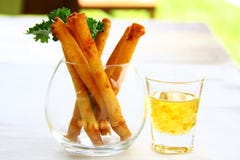 Les petits pains de ressort ont servi avec la sauce aigre-doux en beau verre photos libres de droits Les petits pains de ressort ont servi avec la sauce aigre-doux en beau verre photos libres de droits