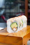 Les petits pains de sushi ont servi en bois - image image stock Les petits pains de sushi ont servi en bois - image image stock