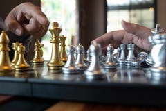 Les photos en gros plan des mains d'?chec et mat sur un ?chiquier pendant un jeu d'?checs le concept de la strat?gie de victoire photographie stock Les photos en gros plan des mains d'?chec et mat sur un ?chiquier pendant un jeu d'?checs le concept de la strat?gie de victoire photographie stock