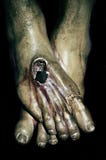 Les pieds de Jésus-Christ dans la croix sainte photos stock Les pieds de Jésus-Christ dans la croix sainte photos stock