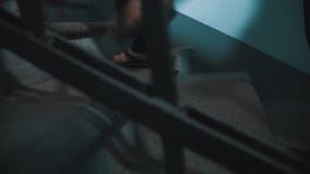 Les pieds de travailleurs dans les bottes sales marchant vers le haut de l'escalier ont peint le bleu clips vidéos Les pieds de travailleurs dans les bottes sales marchant vers le haut de l'escalier ont peint le bleu clips vidéos