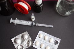Les pilules d'une ampoule de seringue raccordent le plâtre sur le fond noir photos libres de droits Les pilules d'une ampoule de seringue raccordent le plâtre sur le fond noir photos libres de droits