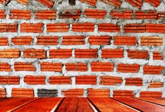 Les planchers en bois et les murs de briques rouges conviennent pour l'usage comme fonds d'image images libres de droits Les planchers en bois et les murs de briques rouges conviennent pour l'usage comme fonds d'image images libres de droits