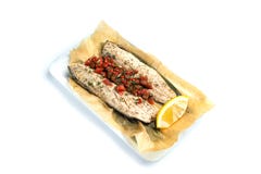 Les poissons cuits au four ceignent d'un bandeau avec le paprika et le citron sur un fond blanc d'isolement photographie stock Les poissons cuits au four ceignent d'un bandeau avec le paprika et le citron sur un fond blanc d'isolement photographie stock