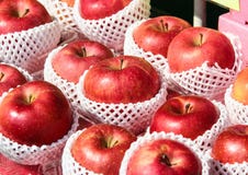 Les pommes rouges se ferment vers le haut Fruits sur le marché images libres de droits Les pommes rouges se ferment vers le haut Fruits sur le marché images libres de droits