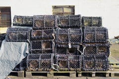 Les pots de paniers de filets de paniers de pêche de homard empilent la pile aux paniers de filet de pêche de fishermans de port photographie stock Les pots de paniers de filets de paniers de pêche de homard empilent la pile aux paniers de filet de pêche de fishermans de port photographie stock