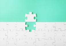 Les puzzles se ferment sur un fond vert image libre de droits Les puzzles se ferment sur un fond vert image libre de droits