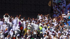 Les pèlerins musulmans se précipitent pour embrasser la pierre noire chez Masjidil Haram dans Makkah, Arabie Saoudite clips vidéos Les pèlerins musulmans se précipitent pour embrasser la pierre noire chez Masjidil Haram dans Makkah, Arabie Saoudite clips vidéos