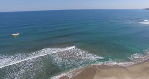 Les pêcheurs de Pomorie parmi les vagues froides du Burgas aboient en Bulgarie Les pêcheurs de Pomorie parmi les vagues froides du Burgas aboient en Bulgarie