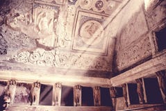 Les rayons de soleil écrit les bains romains antiques de Pompeii image libre de droits Les rayons de soleil écrit les bains romains antiques de Pompeii image libre de droits