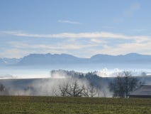 Les rayons du soleil traverse les arbres images stock Les rayons du soleil traverse les arbres images stock