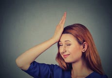 Les regrets font du tort faire Jeune femme idiote, giflant la main sur la tête ayant duh image stock Les regrets font du tort faire Jeune femme idiote, giflant la main sur la tête ayant duh image stock