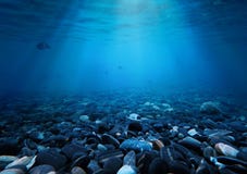 Les roches sous la mer ondule l'eau dans thaïlandais fond avec les sorts o Images libres de droits Les roches sous la mer ondule l'eau dans thaïlandais fond avec les sorts o Images libres de droits