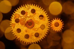 Les roues dentées d'or sur un fond d'or ont entouré le bokeh photo stock Les roues dentées d'or sur un fond d'or ont entouré le bokeh photo stock