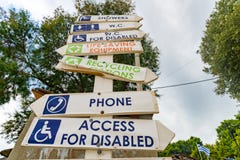 Les signes de guides donne des directions pour l'accès, téléphone, équipement de sauvetage photographie stock libre de droits Les signes de guides donne des directions pour l'accès, téléphone, équipement de sauvetage photographie stock libre de droits