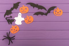 Les silhouettes de Halloween ont coupé du papier fait en cadre faisant le coin Photos libres de droits Les silhouettes de Halloween ont coupé du papier fait en cadre faisant le coin Photos libres de droits