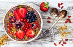 Les smoothies de superfoods de petit déjeuner d'Acai roulent avec les graines de chia, le pollen d'abeille, les écrimages de baie image stock Les smoothies de superfoods de petit déjeuner d'Acai roulent avec les graines de chia, le pollen d'abeille, les écrimages de baie image stock