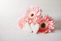 Les symboles de jour du ` s de Valentine offrent des fleurs de gerbera et des sucreries de coeur photo libre de droits Les symboles de jour du ` s de Valentine offrent des fleurs de gerbera et des sucreries de coeur photo libre de droits