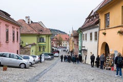 Les touristes marchent sur la rue d'école dans le château de la vieille ville Ville de Sighisoara en Roumanie Images libres de droits Les touristes marchent sur la rue d'école dans le château de la vieille ville Ville de Sighisoara en Roumanie Images libres de droits