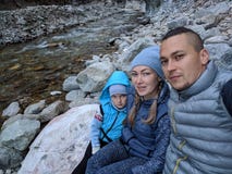 Les touristes se reposent après hausse et prennent le selfie au téléphone Photos du téléphone pendant la hausse voyages de famill photos libres de droits Les touristes se reposent après hausse et prennent le selfie au téléphone Photos du téléphone pendant la hausse voyages de famill photos libres de droits