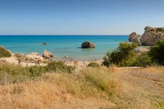 Les touristes se reposent sur la côte de la Chypre au lieu de naissance de l'Aphrodite de déesse image stock Les touristes se reposent sur la côte de la Chypre au lieu de naissance de l'Aphrodite de déesse image stock