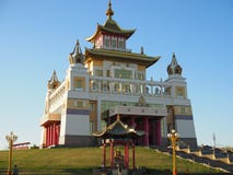 Les touristes se tiennent près de la statue de Bouddha à côté d'un beau temple bouddhiste photographie stock Les touristes se tiennent près de la statue de Bouddha à côté d'un beau temple bouddhiste photographie stock