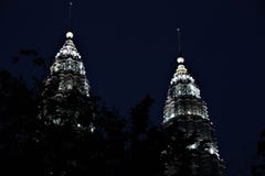 Les tours de Petronas la nuit, les Tours jumelles les plus grandes dans le monde chez Kuala Lumpur Malaysia image libre de droits Les tours de Petronas la nuit, les Tours jumelles les plus grandes dans le monde chez Kuala Lumpur Malaysia image libre de droits