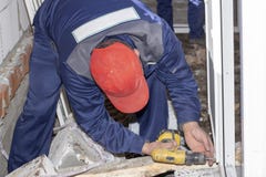 Les travailleurs installent la r?paration de construction individuelle en plastique de fen?tres images libres de droits Les travailleurs installent la r?paration de construction individuelle en plastique de fen?tres images libres de droits