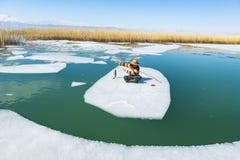 Les travaux durs ; 47/5000 moment fonctionnant pour le pêcheur en hiver intense conditionne image libre de droits Les travaux durs ; 47/5000 moment fonctionnant pour le pêcheur en hiver intense conditionne image libre de droits