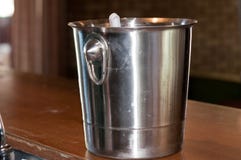 Les verres propres vides accrochent au-dessus de la barre en bois images stock Les verres propres vides accrochent au-dessus de la barre en bois images stock