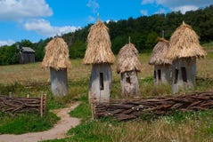 Les vieilles ruches pour des abeilles, Pyrohiv, Ukraine images stock Les vieilles ruches pour des abeilles, Pyrohiv, Ukraine images stock