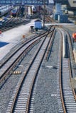 Les voies de train fusionnent et se divisent à la station de train active images stock Les voies de train fusionnent et se divisent à la station de train active images stock