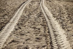 Les voies du tracteur roule sur le sable Photos stock Les voies du tracteur roule sur le sable Photos stock