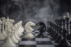Les échecs adoubent tête à tête photographie stock libre de droits Les échecs adoubent tête à tête photographie stock libre de droits
