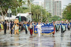 Les étudiants thaïlandais d'école secondaire réunissent le défilé marchant dans Internati photo stock Les étudiants thaïlandais d'école secondaire réunissent le défilé marchant dans Internati photo stock