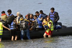 LESVOS, ГРЕЦИЯ 12-ое октября 2015: Беженцы приезжая в Грецию в тусклой шлюпке от Турции стоковое фото LESVOS, ГРЕЦИЯ 12-ое октября 2015: Беженцы приезжая в Грецию в тусклой шлюпке от Турции стоковое фото