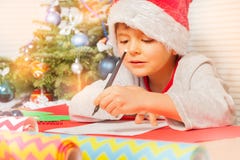 Letra linda de la escritura del niño pequeño a Papá Noel fotografía de archivo Letra linda de la escritura del niño pequeño a Papá Noel fotografía de archivo
