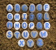 Letras del alfabeto dibujadas en piedras fotografía de archivo Letras del alfabeto dibujadas en piedras fotografía de archivo