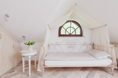 Letto alla moda in camera da letto romantica Fotografia Stock Libera da Diritti Letto alla moda in camera da letto romantica Fotografia Stock Libera da Diritti