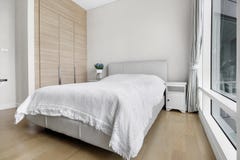 Letto bianco nella sala fotografie stock Letto bianco nella sala fotografie stock