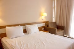 Letto matrimoniale con le tele bianche, per il sonno di ora di andare a letto immagini stock Letto matrimoniale con le tele bianche, per il sonno di ora di andare a letto immagini stock