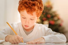 Lettre concentrée d'écriture d'enfant pour engendrer Noël Image stock Lettre concentrée d'écriture d'enfant pour engendrer Noël Image stock