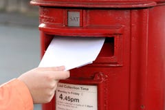 Lettre de signalisation dans la boîte aux lettres britannique rouge images libres de droits Lettre de signalisation dans la boîte aux lettres britannique rouge images libres de droits