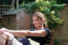 Lettura della ragazza nel giardino immagini stock libere da diritti Lettura della ragazza nel giardino immagini stock libere da diritti