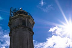 Leuchtturm auf Alcatraz-Insel gegen den blauen Himmel in San Francisco stockfotos Leuchtturm auf Alcatraz-Insel gegen den blauen Himmel in San Francisco stockfotos